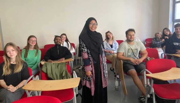 Happy, Dosen Prodi Ekonomi Pembangunan UMM Sukses Ngajar di WSB University Poznan, Polandia